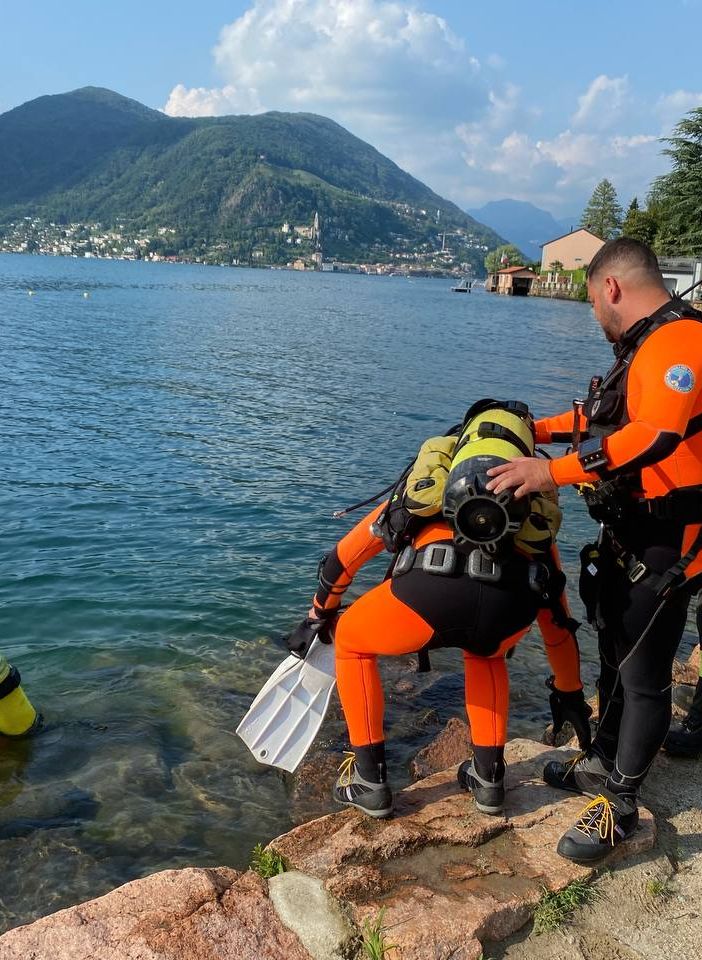 VIDEO E FOTO. Fa un bagno nel lago ma non riemerge: ragazzo di 22 anni ripescato a 18 metri di profondità a Porto Ceresio. E' in gravi condizioni