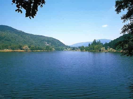Uno scorcio del lago di Ghirla (foto da Pitchup)