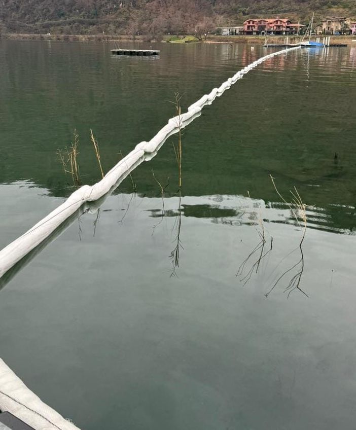 Sul lago Ceresio a Lavena Ponte Tresa sono state collocate barriere oleoassorbenti (foto dalla pagina Facebook &quot;Io Cambio con Mastromarino sindaco&quot;)