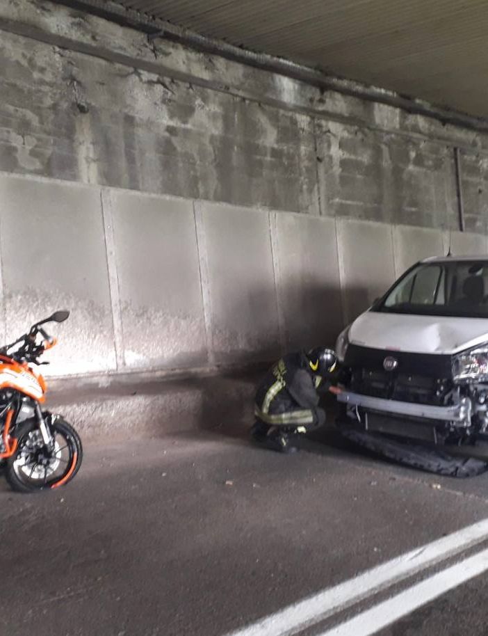 FOTO. Schianto frontale tra una moto e un furgone sulla Sp69 a Laveno nella galleria del Sasso Galletto: 23enne in ospedale con l'elisoccorso