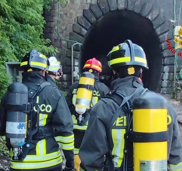 VIDEO E FOTO. Treno merci deragliato per il maltempo: nella galleria del Sasso Galletto di Laveno in azione gli specialisti del nucleo biologico chimico dei vigili del fuoco