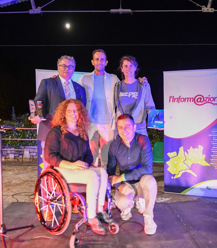 Enrico Anghilante, Mike Maric, Sara Bertolasi, Francesca Porcellato e Matteo Bursi nello scatto di chiusura dell'appuntamento di Laveno (fotoservizio a cura di PhotoSport &amp; More)