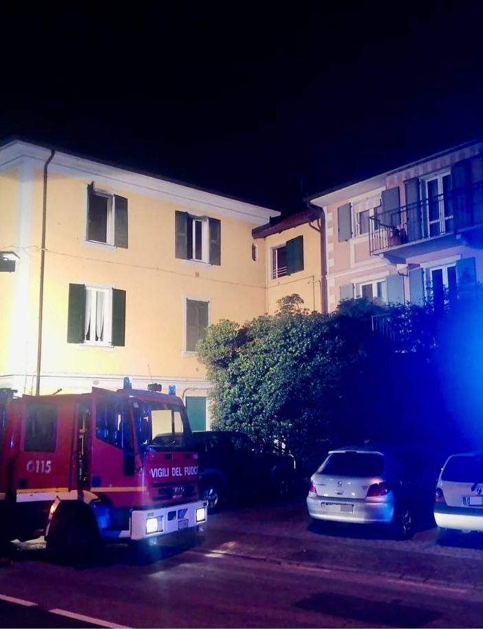 Lo stabile di via Labiena a Laveno dove si è sviluppato l'incendio in cui ha perso la vita una persona Lo stabile di via Labiena a Laveno dove si è sviluppato l'incendio in cui ha perso la vita una persona