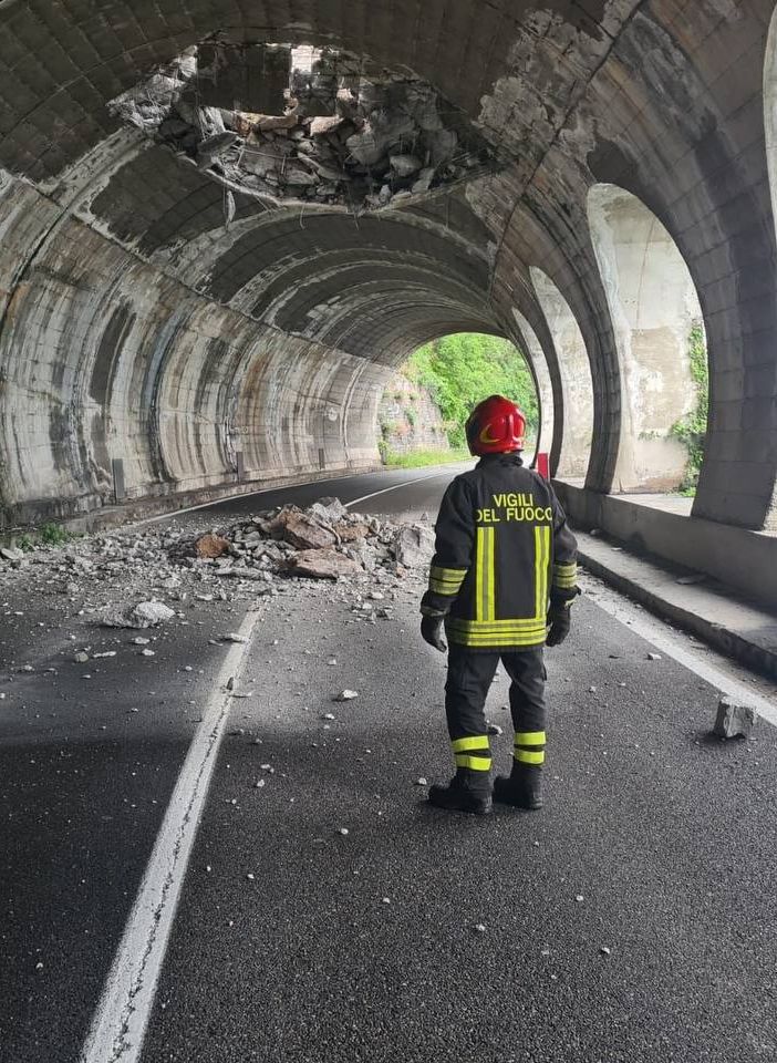 FOTO. Frana su una galleria stradale e ferroviaria nel Lecchese. Circolazione interrotta, nessun ferito