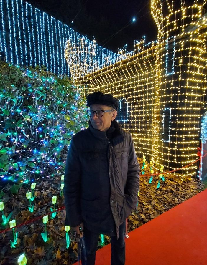 Lino Betti nel 2022 davanti all'ingresso delle Lucine di Natale della passata edizione