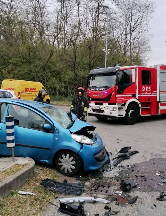FOTO. Schianto sulla Statale a Lonate Pozzolo: in azione anche l'elisoccorso. Un ferito estratto dalle lamiere dai vigili del fuoco