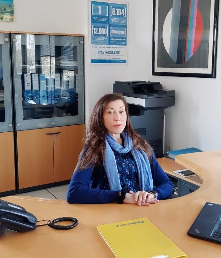 L'ingegner Silvia Cutrupi al lavoro nel suo ufficio al centro di smistamento di Poste Italiane di Lonate Pozzolo