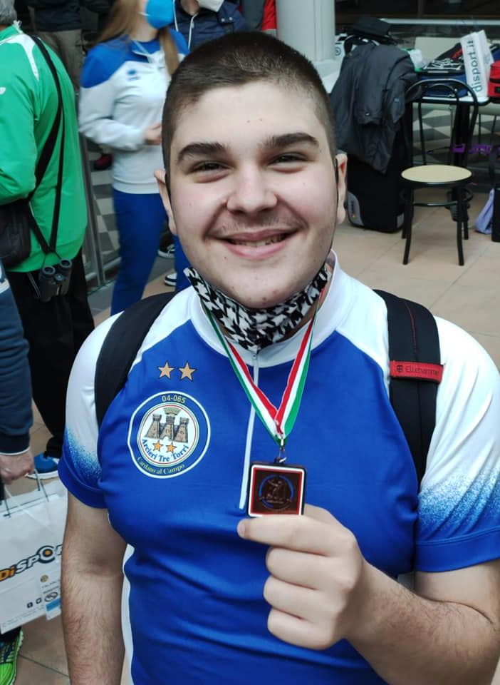 Luca Milani sul podio ai campionati italiani (foto Antonio Zara)