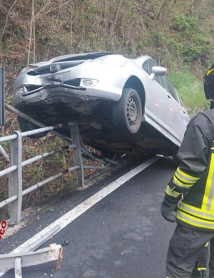 FOTO. Luino, perde il controllo dell'auto e finisce contro una barriera di protezione rimanendo in bilico: soccorso anche un bimbo di 4 anni