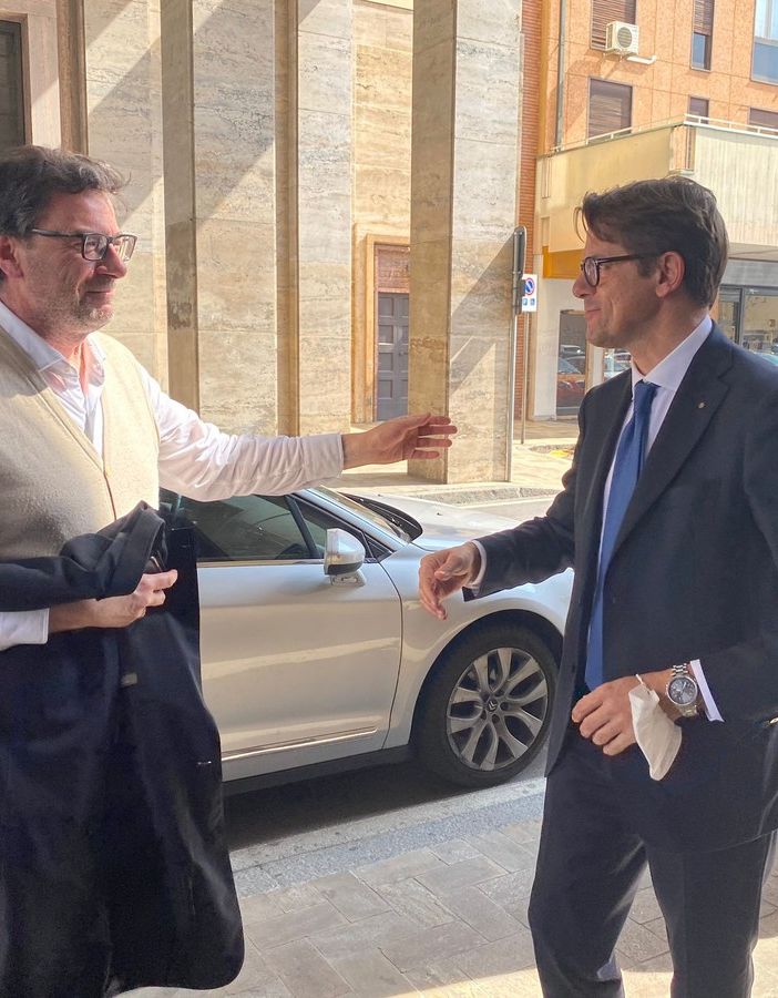 Giancarlo Giorgetti entra in Camera di Commercio a Varese accolto dal presidente Fabio Lunghi
