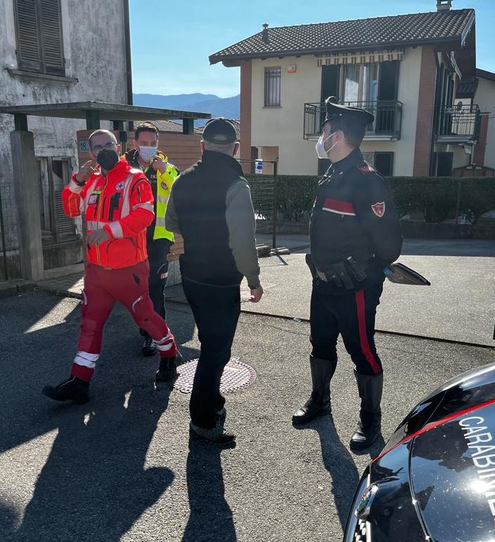 Follia a Mesenzana, uccide nel sonno a coltellate i figli piccoli e si toglie la vita. Lo zio delle vittime: «Niente faceva pensare a qualcosa del genere»