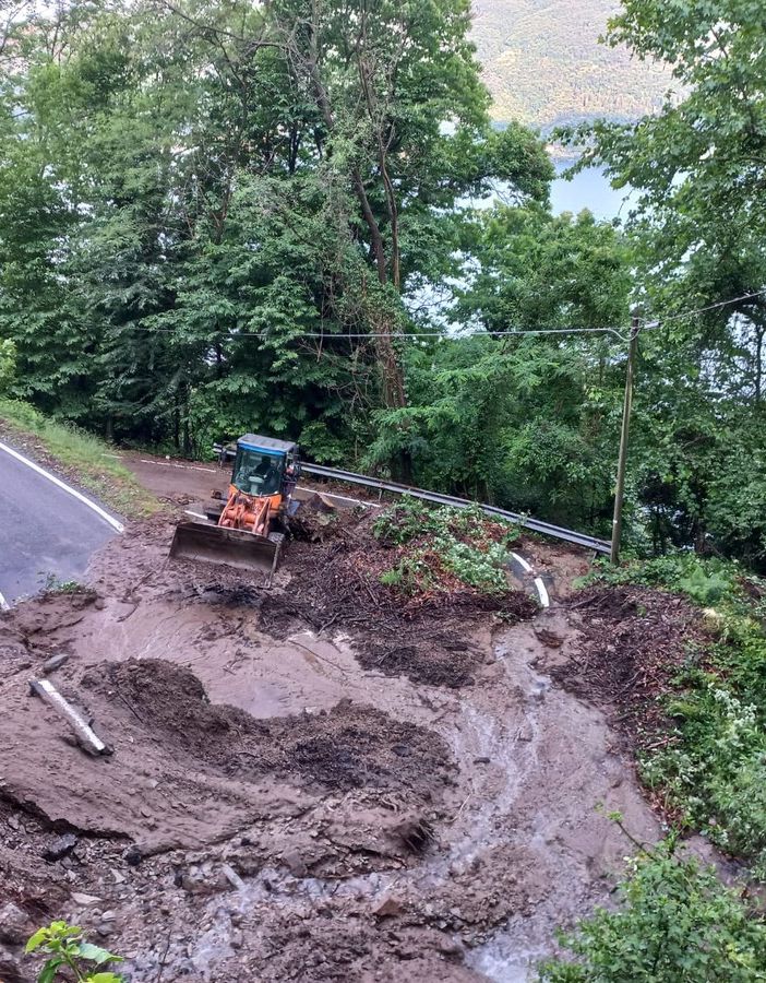 La frana caduta sulla strada a Maccagno che ha isolato la frazione di Orascio esattamente come due anni fa La frana caduta sulla strada a Maccagno che ha isolato la frazione di Orascio esattamente come due anni fa