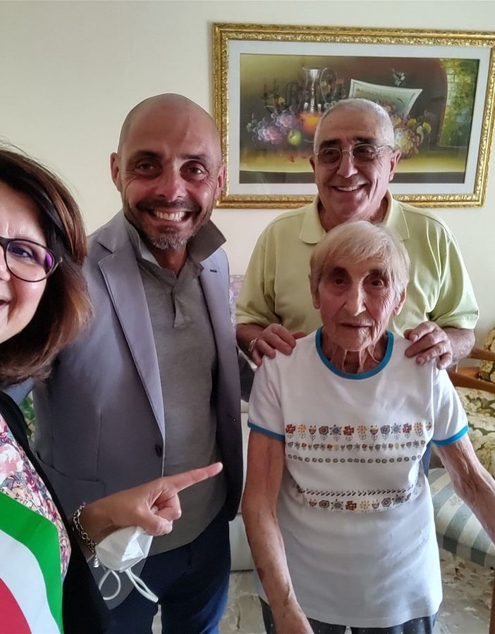 La festeggiata Santina Bonanno in una foto con i famigliari e la sindaca dalla pagina Facebook di Irene Bellifemine