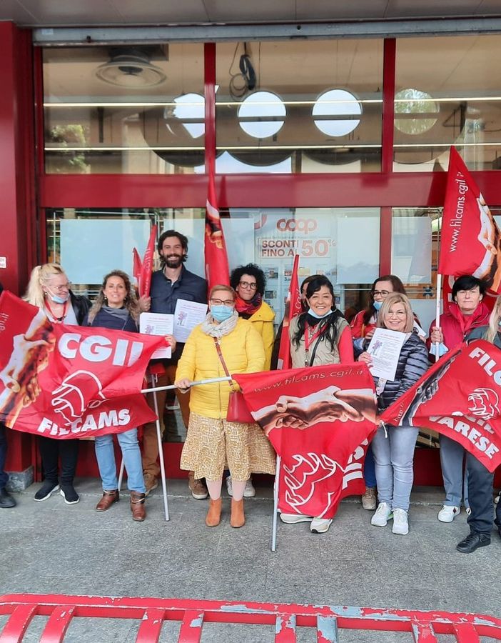 Il presidio dei delegati della Filcams Cgil davanti alla Coop di Malnate