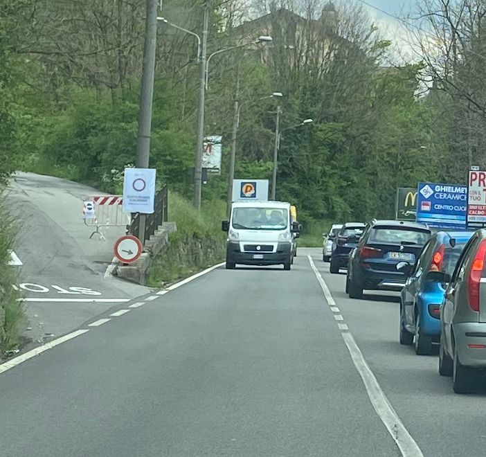 Il traffico sulla statale Briantea a Malnate (foto d'archivio)