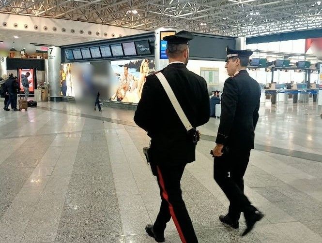 Tassista abusivo pizzicato dai carabinieri a Malpensa: controllate anche 12 persone senza fissa dimora che stazionavano in aeroporto