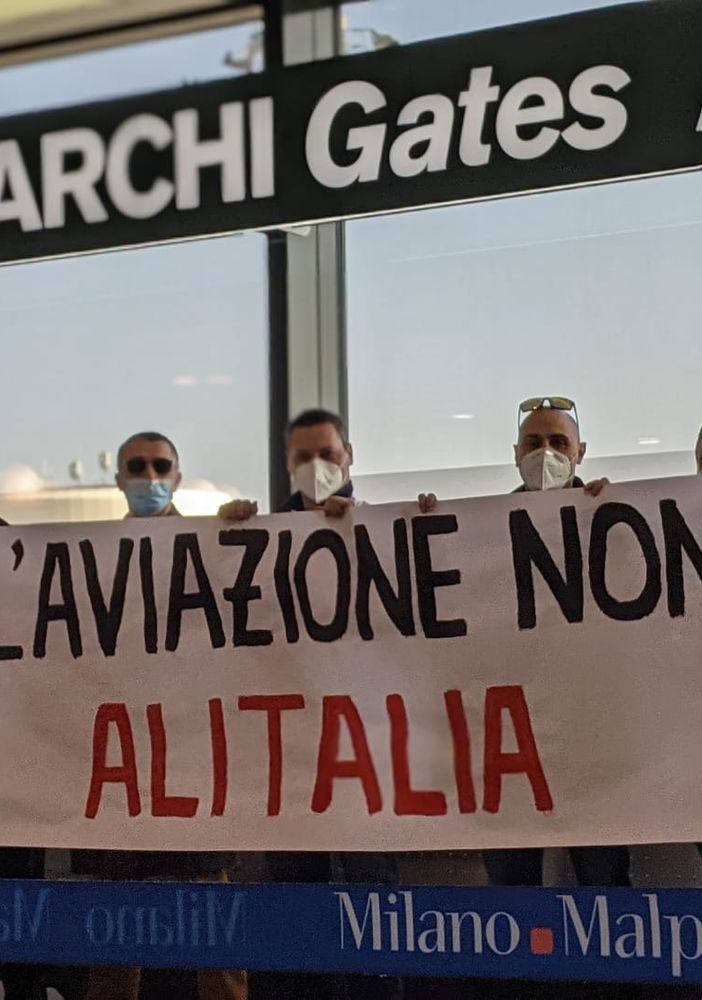 A Malpensa la protesta dei lavoratori del trasporto aereo: «L'aviazione non è solo Alitalia»