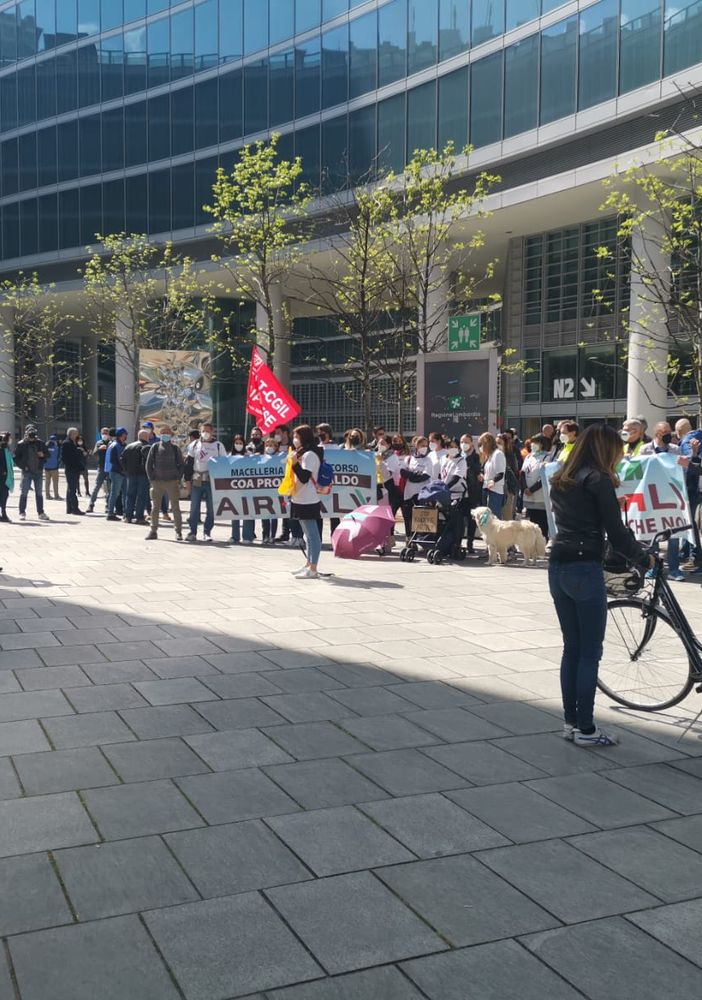 VIDEO E FOTO. La protesta dei lavoratori del settore aereo di Malpensa al Pirellone: «Non lasciateci in mezzo ad una strada»