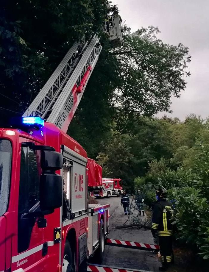 FOTO. Maltempo nel Varesotto: 200 le richieste di soccorso ai vigili del fuoco. Salvati tre automobilisti bloccati nei sottopassi allagati
