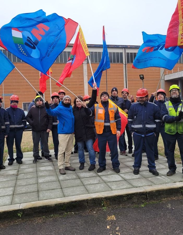 La protesta dei lavoratori dell'azienda Marcegaglia di Corsico