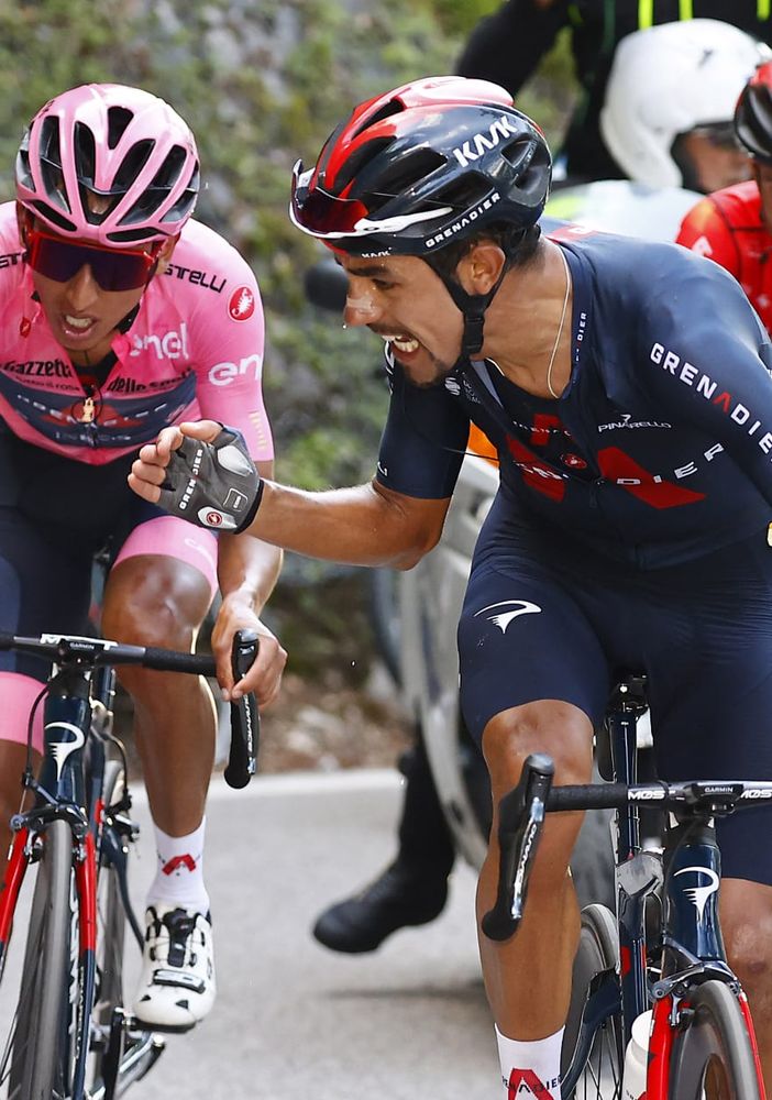 Martinez in versione angelo custode sostiene la maglia rosa Bernal sulla salita finale: un'immagine simbolo di questo Giro e del ciclismo