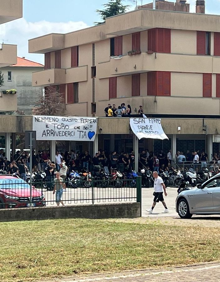 Gli striscioni presenti in piazzale Spozio a San Fermo per l'ultimo saluto a Mattia Vitali