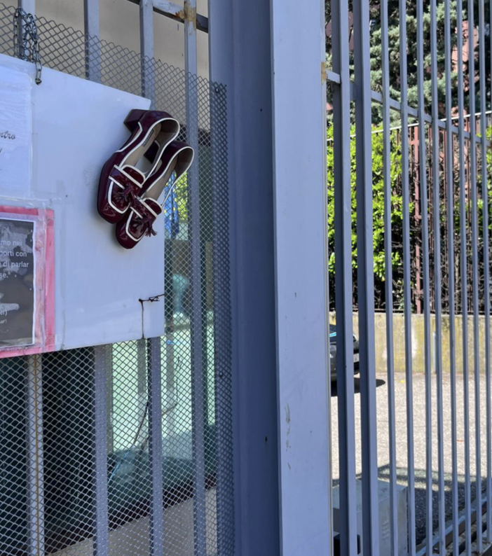 Un messaggio contro la violenza sulle donne all'ingresso del carcere dei Miogni