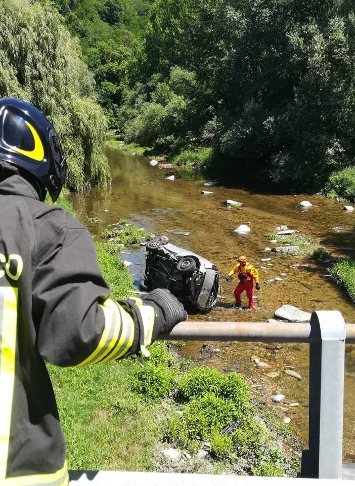 Auto sbanda e finisce nel fiume a Montegrino Valtravaglia, in salvo guidatore e passeggero