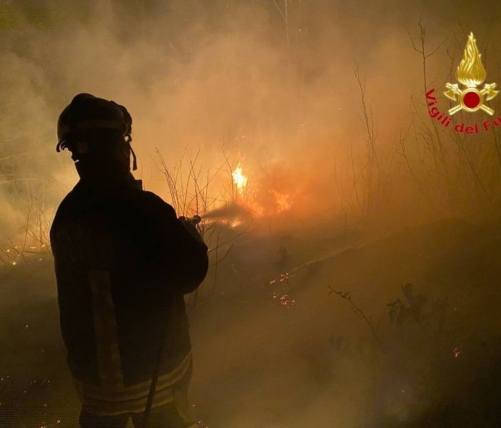 L'incendio nei boschi di Montegrino Valtravaglia