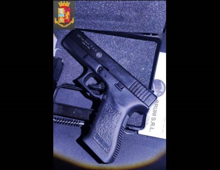 La pistola a salve sequestrata dalla polizia a Monza (foto da Mbnews.it)