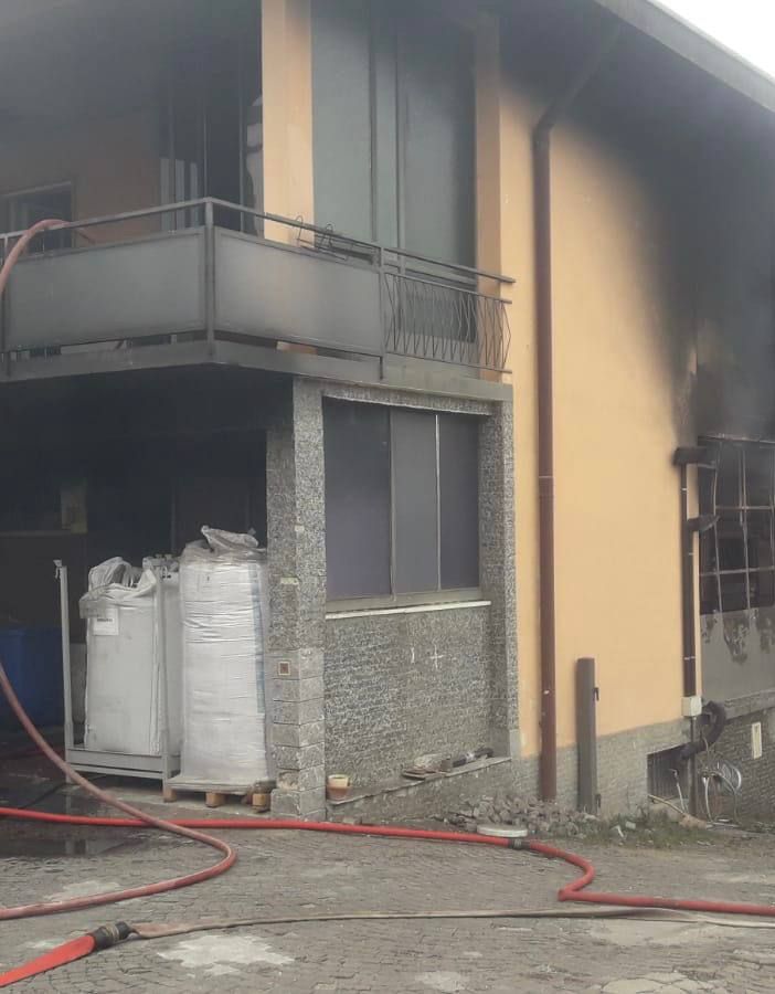 Incendio in un'azienda di lavorazioni plastiche a Morazzone: in fiamme anche l'abitazione al piano di sopra