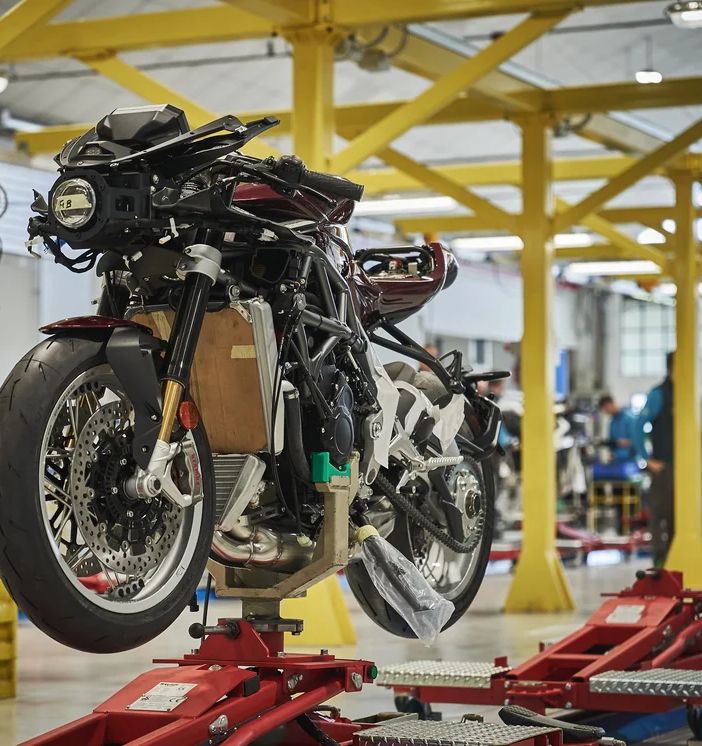 Un linea produttiva dello stabilimento della Schiranna di Mv Agusta