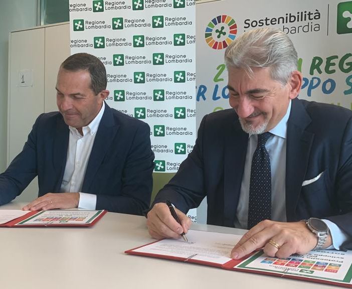 Alessandro Trentini e Raffaele Cattaneo alla firma del protocollo a Palazzo Lombardia