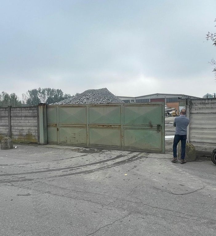 Tragico incidente sul lavoro nel Pavese: precipita da un tetto, muore operaio 46enne