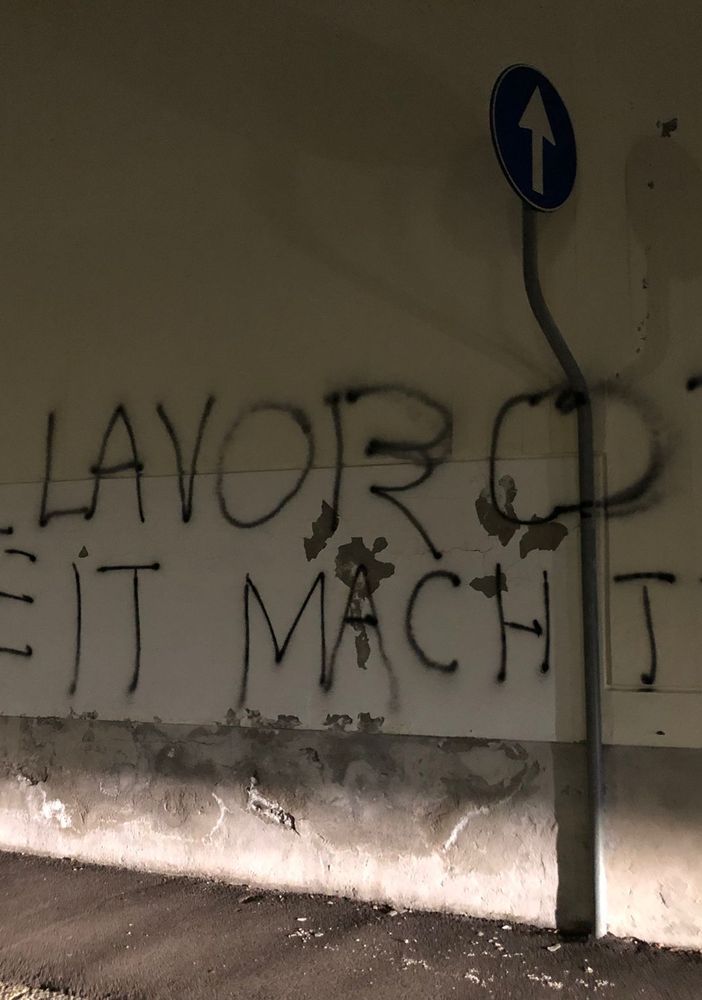 Scritte e simboli nazisti fuori dalla sede del Pd varesino. «Vigliacchi, incivili e vergognosi. Non ci intimidiscono»