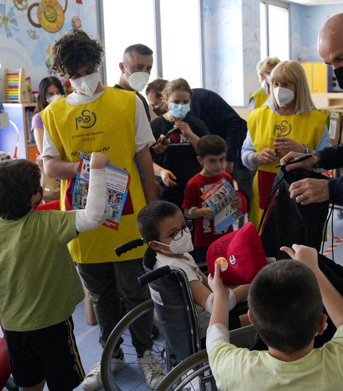 L'allenatore del Milan Stefano Pioli tra i bambini dell'ospedale Del Ponte di Varese