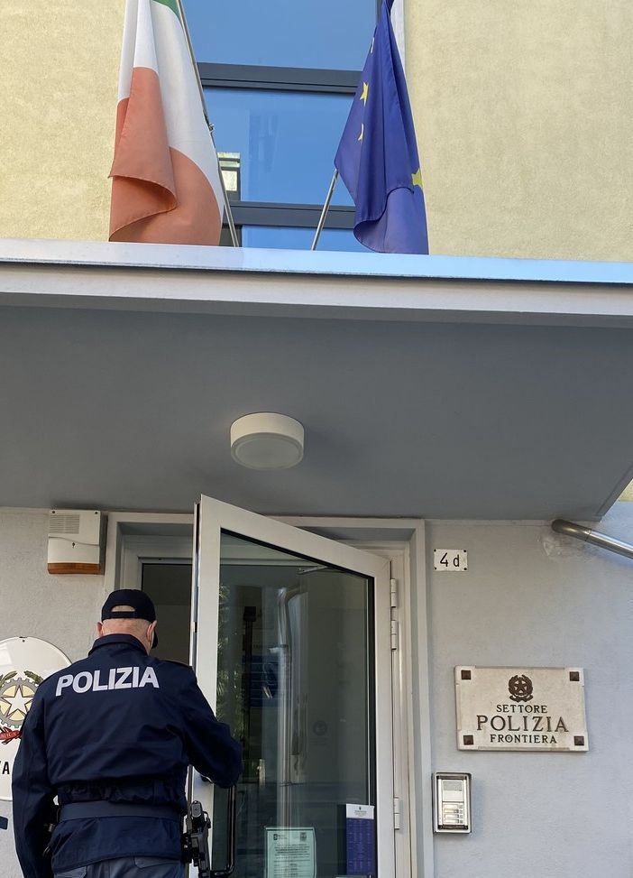 Documenti falsi per aggirare la legge sull'immigrazione: denunciate due donne a Lavena Ponte Tresa