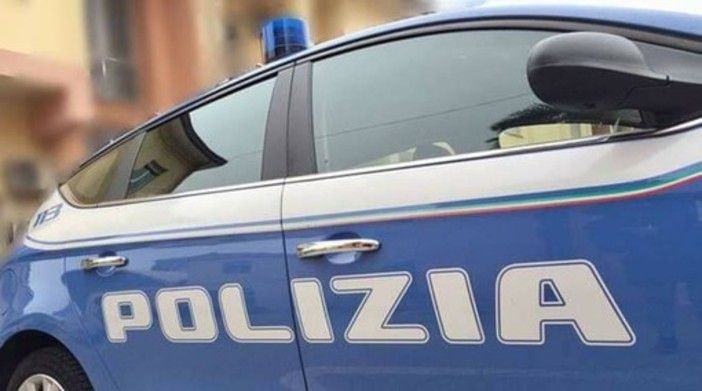 Alla guida di uno scooter senza casco, patente e assicurazione ma con il cellulare in mano e sui social: multa e mezzo sequestrato