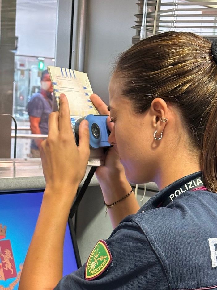 Favoriva l'ingresso irregolare di immigrati all'aeroporto di Malpensa: in manette un cittadino del Mali