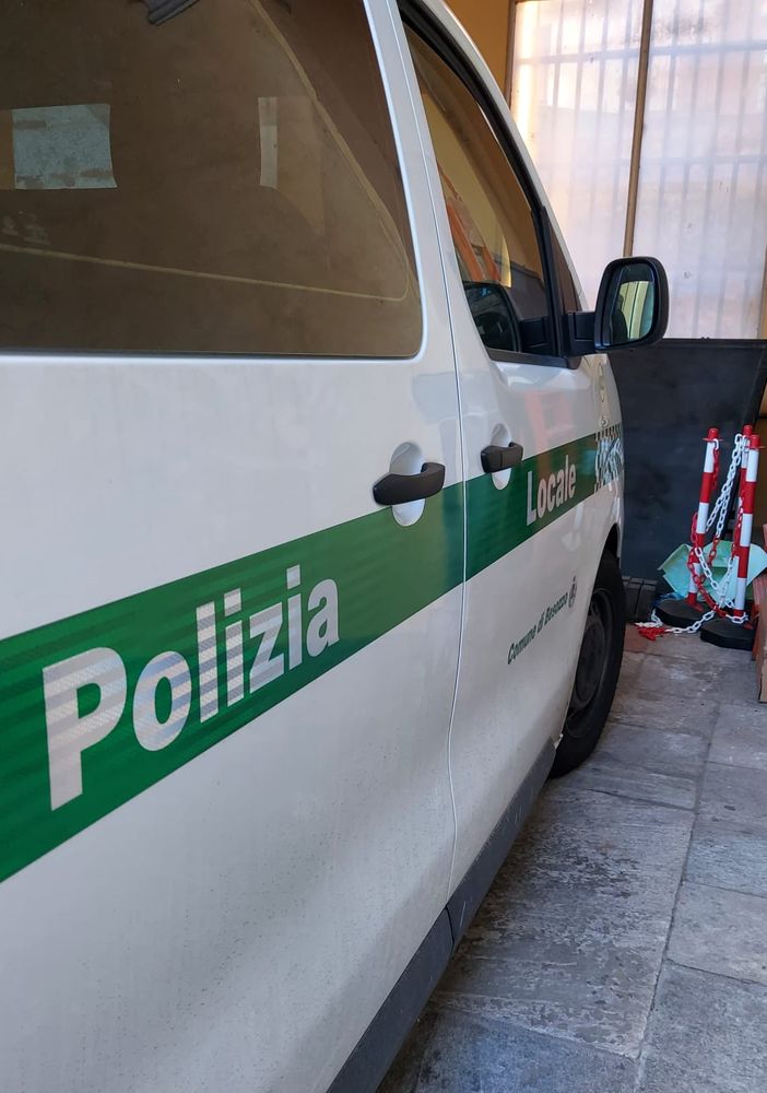 Litiga con la fidanzata e aggredisce gli agenti della polizia locale