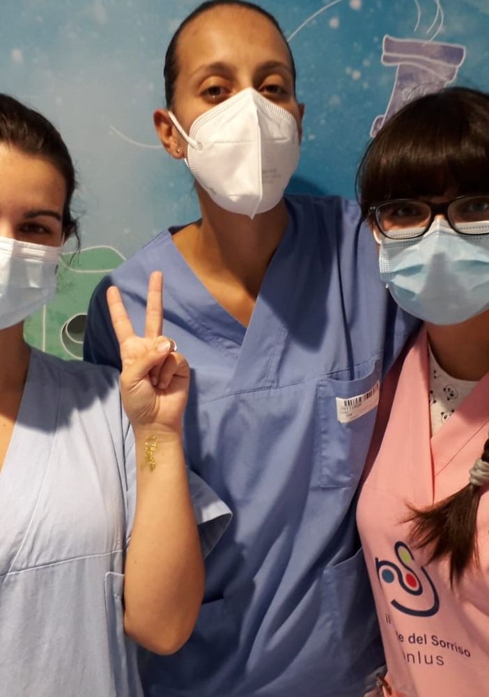 I fiocchi dorati del Ponte del Sorriso per la ricerca sui tumori pediatrici