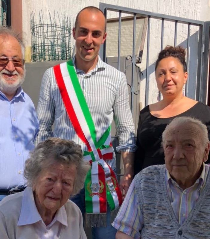 I due &quot;sposini&quot; Fulvia ed Enrico in una foto tratta dalla pagina Facebook del Comune di Porto Ceresio