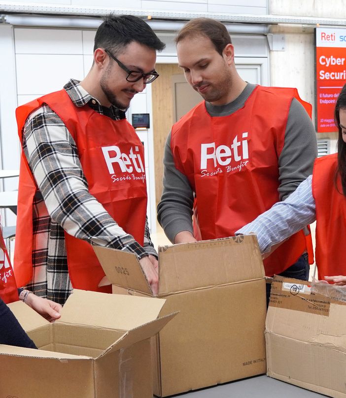 Solidarietà a km zero: 200 kit con beni di prima necessità confezionati dai dipendenti per le famiglie in difficoltà di Busto