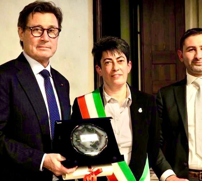 Il presidente Roberto Grassi con il sindaco Nadia Rosa in una foto dalla pagina Facebook della Grassi 1925