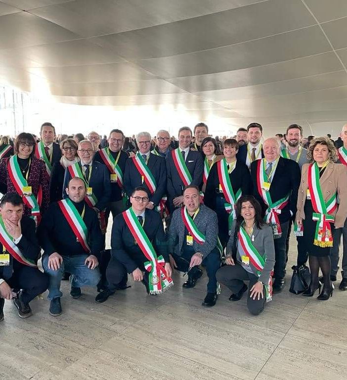 VIDEO E FOTO. La trasferta romana di una sessantina di sindaci del Varesotto per l'evento di Poste Italiane: «Attenzione per i piccoli Comuni»