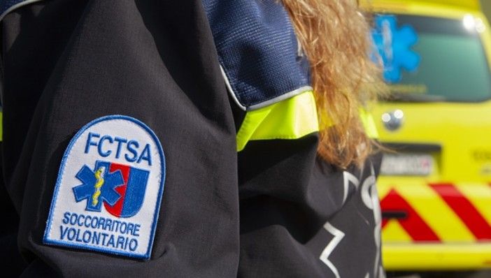 Finisce in una scarpata con la carrozzina elettrica e muore: dramma in Canton Ticino