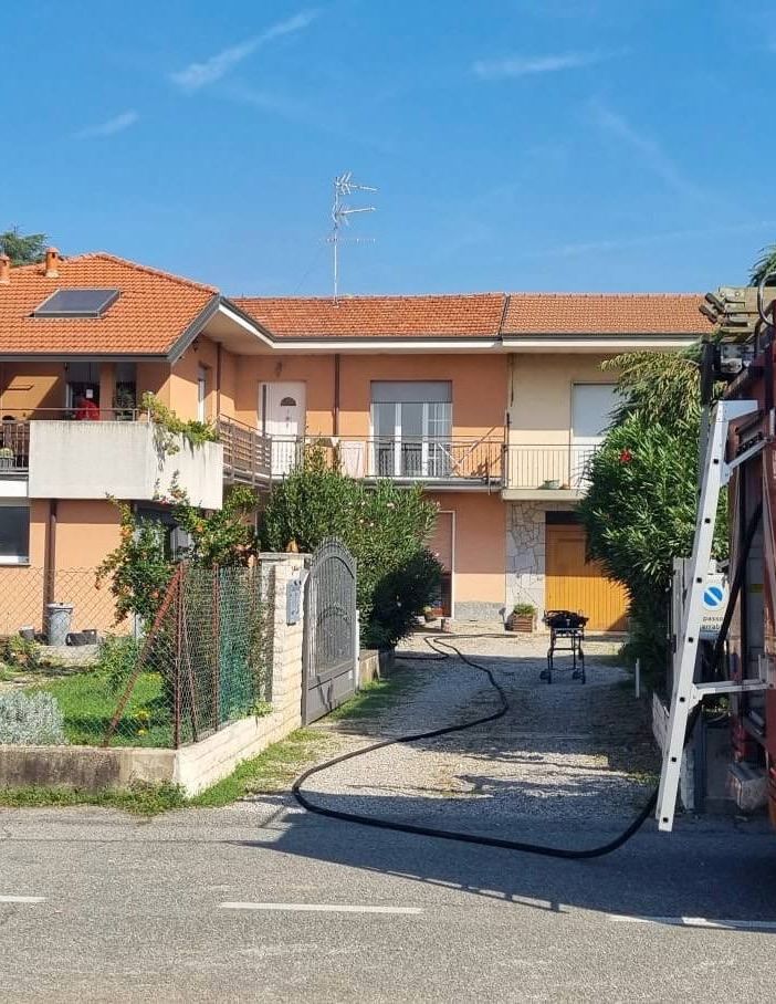 FOTO. Incendio in un'abitazione di Samarate, i vigili del fuoco mettono in salvo due persone
