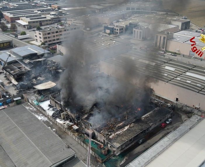VIDEO E FOTO. Sotto controllo l'incendio di San Giuliano Milanese: sul posto 60 vigili del fuoco e 30 automezzi