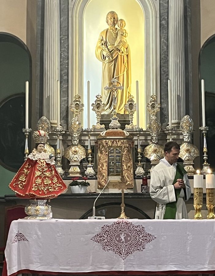FOTO E VIDEO. «Siamo grati per la guarigione». Famiglia dona la statua di Gesù Bambino alla parrocchia