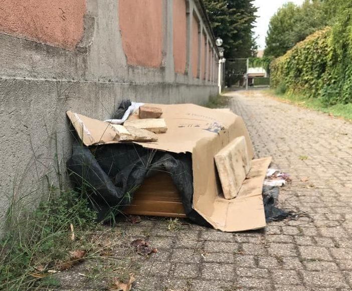 La bara rinvenuta sul sentiero del cimitero di Saronno in una foto da IlSaronno.it
